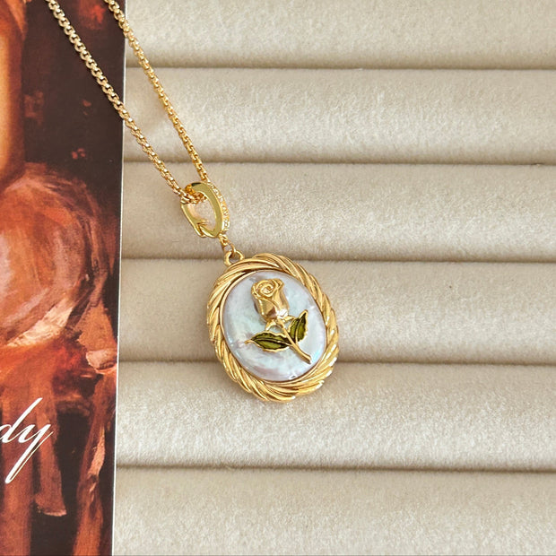 Tulip natural baroque pendant