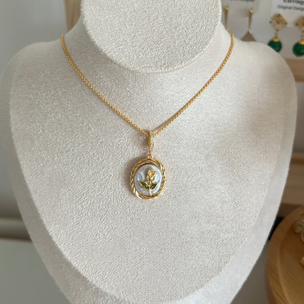 Tulip natural baroque pendant