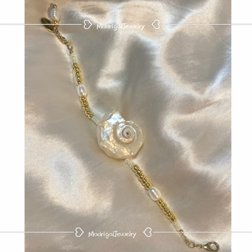 Creamy gold seashell bracelet